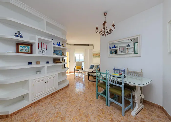 Great Location And Frontal Sea View Fuengirola